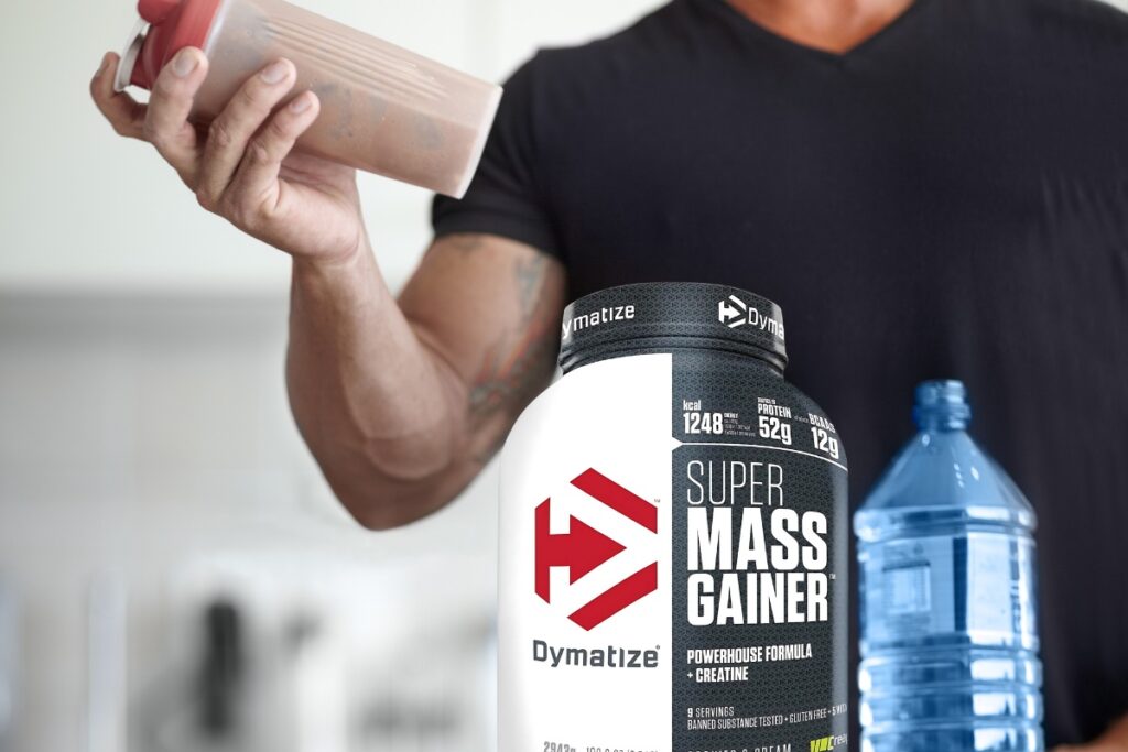 Meilleurs Compléments Alimentaires pour la Prise de Poids : Athlète savourant un shake de Dymatize Super Mass Gainer