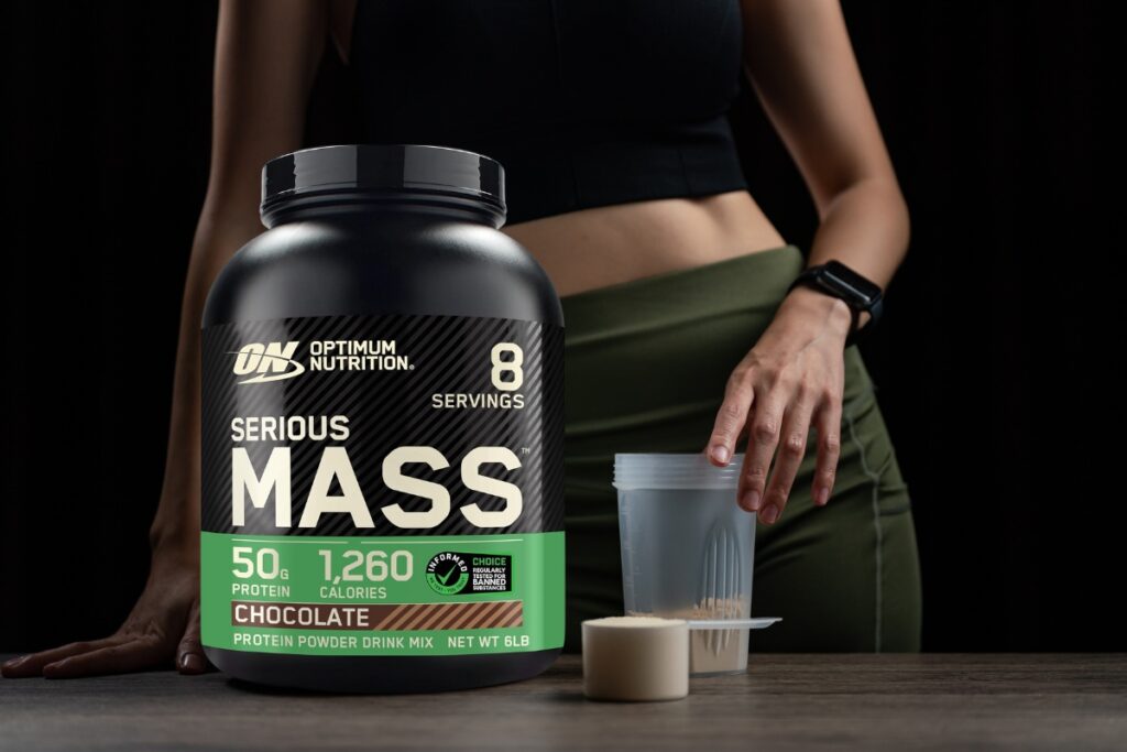 Protéine pour Masse Musculaire : un pot d'isolat de whey avec un shaker prêt à être consommé.