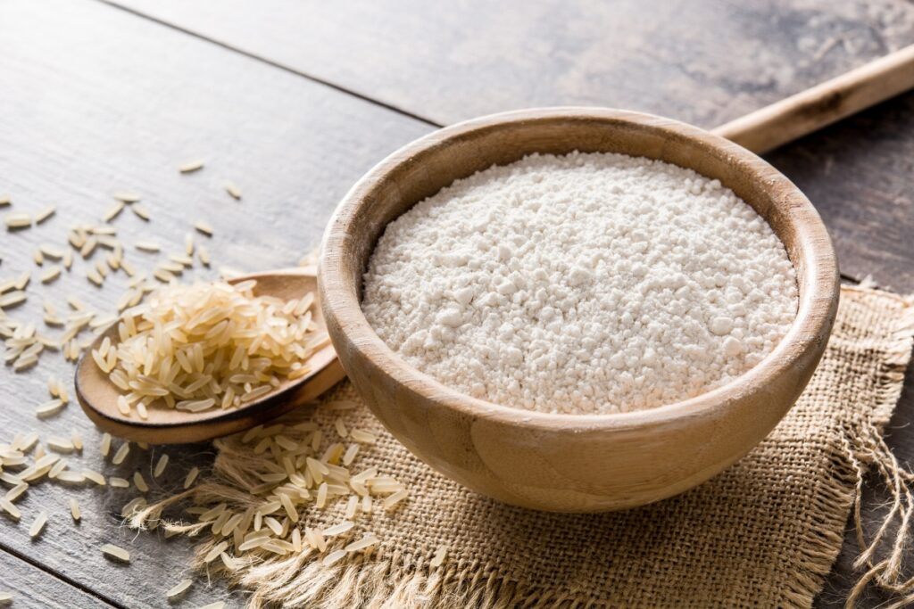 Protéine pour Masse Musculaire :Grains de riz brun avec un sachet de protéine de riz en poudre