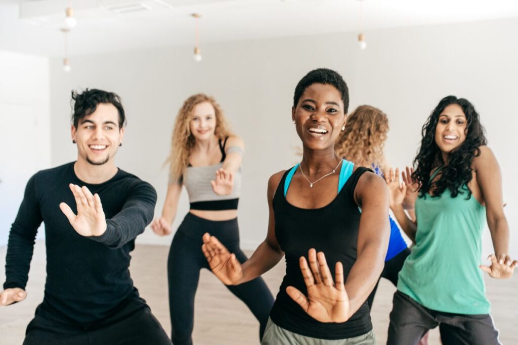 Retrouver la motivation après les fêtes : Femme dansant avec énergie lors d’une séance de Zumba.